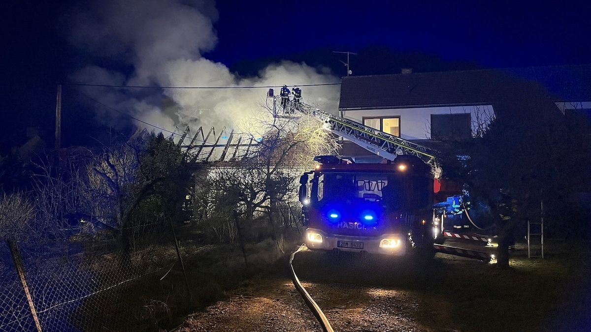 Při požáru v domě na Brněnsku se popálilo dítě a další dva lidé